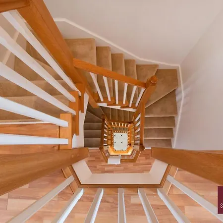 Richmond - 5 Bedroom Townhouse With Parking & Garden Apartment
