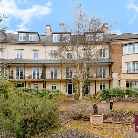 Richmond - 5 Bedroom Townhouse With Parking & Garden