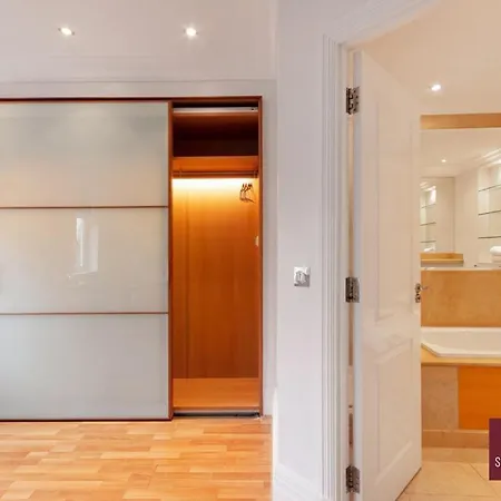 Richmond - 5 Bedroom Townhouse With Parking & Garden London