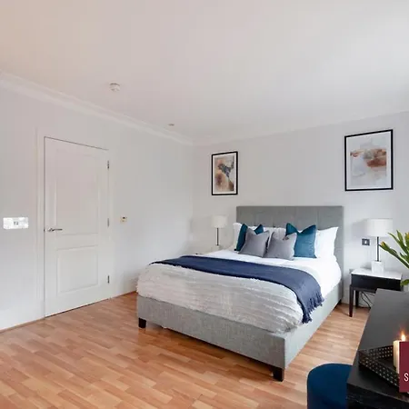 Richmond - 5 Bedroom Townhouse With Parking & Garden *