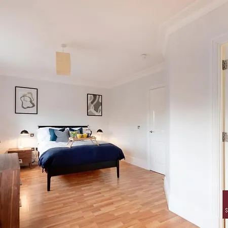 Richmond - 5 Bedroom Townhouse With Parking & Garden London