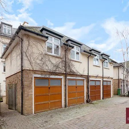 Richmond - 5 Bedroom Townhouse With Parking & Garden Apartment London