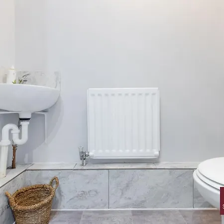 Apartment Isleworth - 4 Bed Modern House