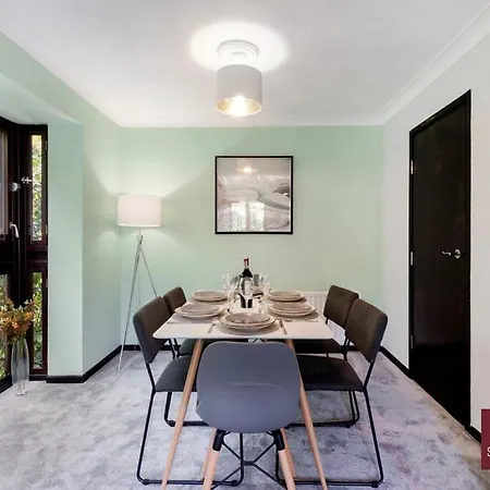 Isleworth - 4 Bed Modern House Brentford