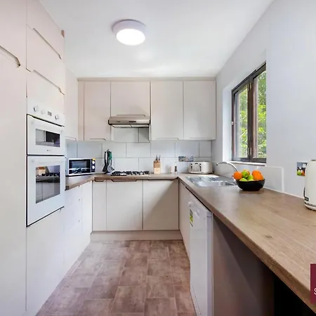Isleworth - 4 Bed Modern House Apartment Brentford