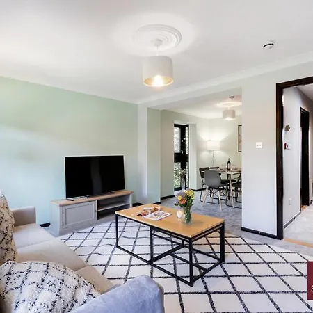 Isleworth - 4 Bed Modern House Apartment Brentford