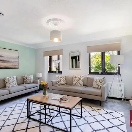 Isleworth - 4 Bed Modern House *