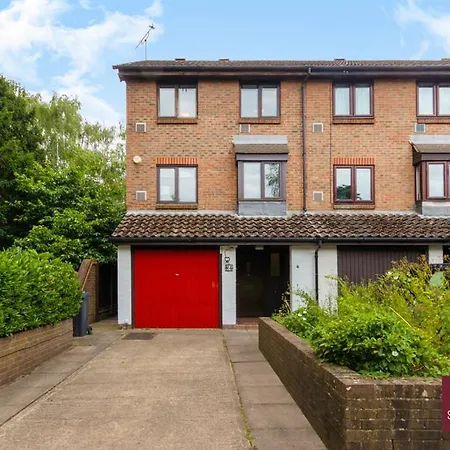 Isleworth - 4 Bed Modern House Apartment Brentford