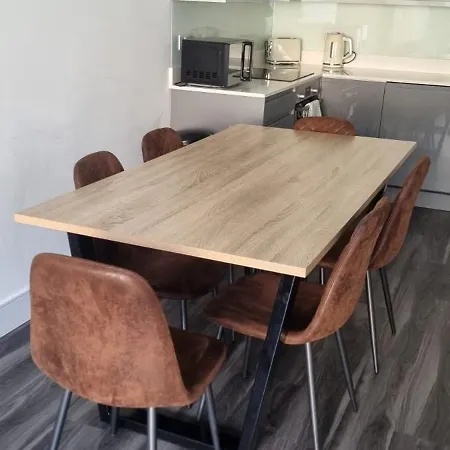 Star London Finchley Lane 3-bed With Garden *