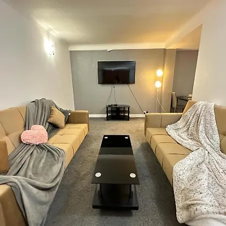 Park Lane Two Bedroom Apartment *