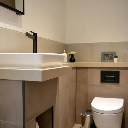 Luxury 2 Bed Vauxhall, Balcony, Sleeps 4, - Open For Business Stays, Long Stays, Families Relocating Lägenhet