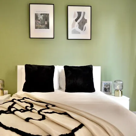 Luxury 2 Bed Vauxhall, Balcony, Sleeps 4, - Open For Business Stays, Long Stays, Families Relocating لندن