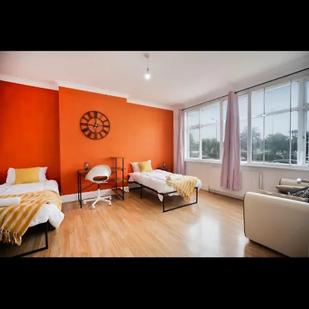 Neasdon's Guest Nest- 7 Mins Drive To Wembley Stadium London