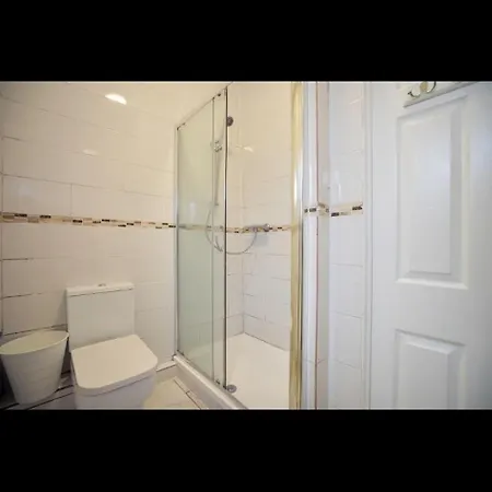 Apartment Neasdon's Guest Nest- 7 Mins Drive To Wembley Stadium *