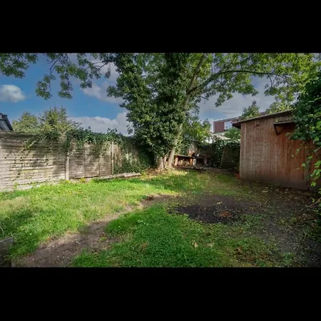 Neasdon's Guest Nest- 7 Mins Drive To Wembley Stadium Apartment
