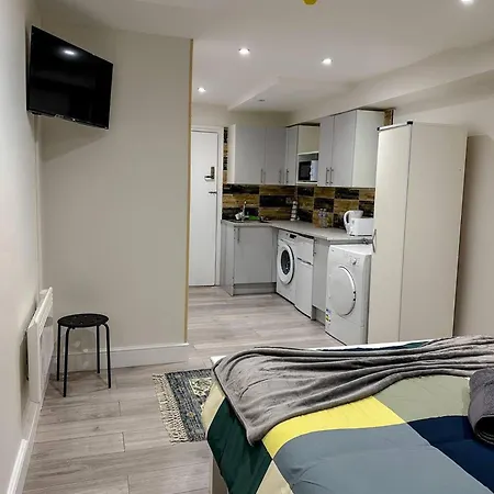 Lovely Ealing Apartment London