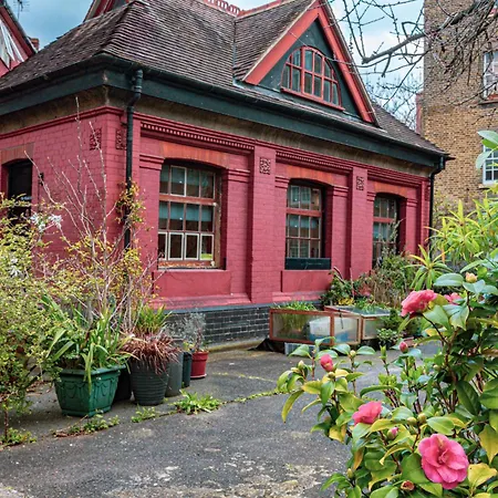 Unique Detached House Wprivate Courtyard, Guest house *