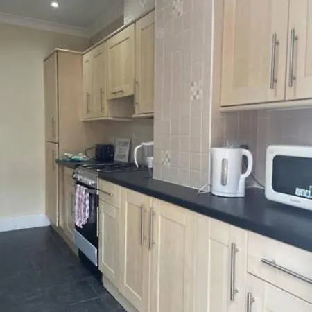 3 Bedroom House,4beds, 2 Baths Ilford ,12 Mins To Stratford
