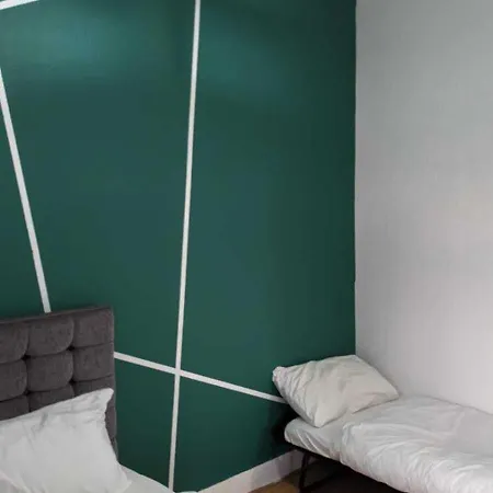 3 Bedroom House,4beds, 2 Baths Ilford ,12 Mins To Stratford * London