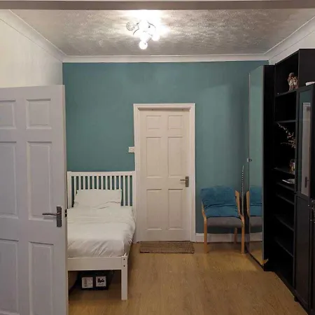 Holiday home 3 Bedroom House,4beds, 2 Baths Ilford ,12 Mins To Stratford London