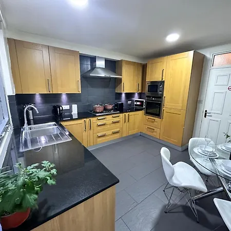 Gorgeous 5-bedrooms 5-bathrooms In Apartment