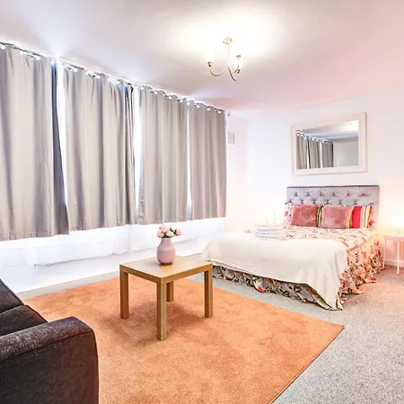 Gorgeous 5-bedrooms 5-bathrooms In *