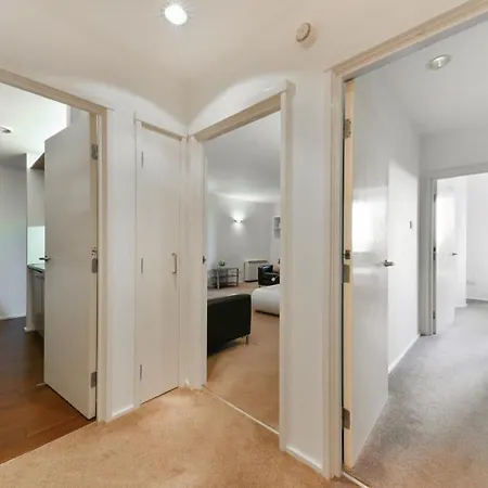 Large 1 Bed Flat Near Hyde Park *