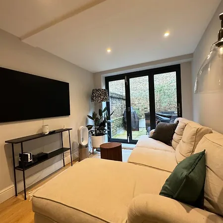 아파트 Elegant 1bd Hidden Gem Wprivate Patio Fulham! 런던