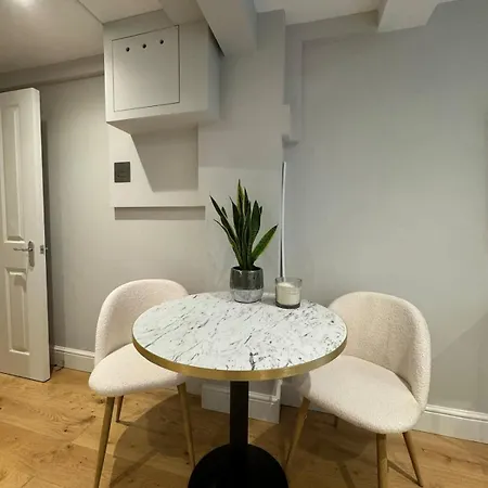 아파트 Elegant 1bd Hidden Gem Wprivate Patio Fulham! *