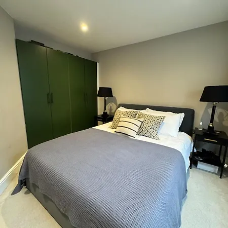 Elegant 1bd Hidden Gem Wprivate Patio Fulham! 런던