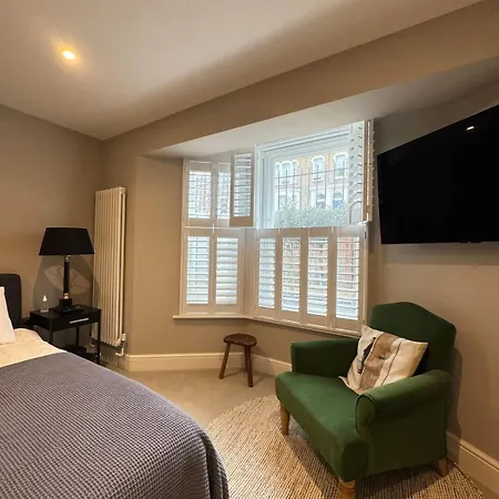 Elegant 1bd Hidden Gem Wprivate Patio Fulham! 아파트