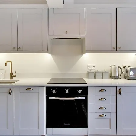 Chic 2-bed Apartment, Free Wi-fi And Parking