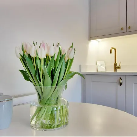 Chic 2-bed Apartment, Free Wi-fi And Parking