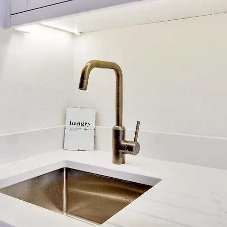 Chic 2-bed Apartment, Free Wi-fi And Parking Apartment London
