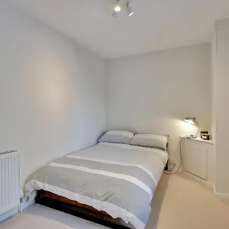 Chic 2-bed Apartment, Free Wi-fi And Parking Apartment *