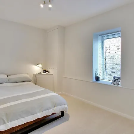 Chic 2-bed Apartment, Free Wi-fi And Parking *