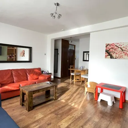 2 Bedrooms 2 Stations