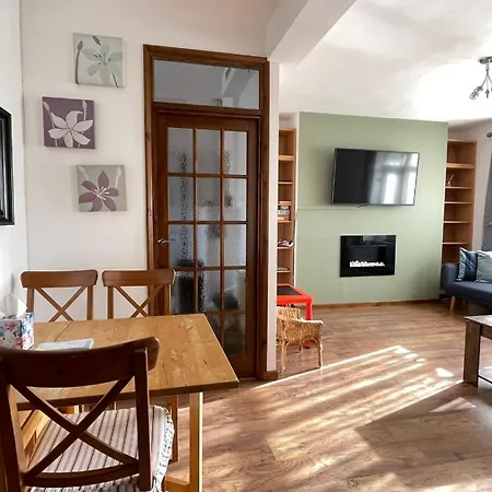 2 Bedrooms 2 Stations * Londen