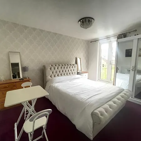 With King Size Bed And Shared Kitchen *