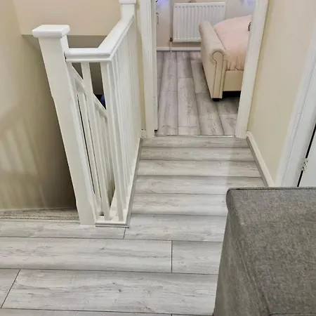 Holiday home - Sleeps 4 - Parking - Garden - Petfriendly London