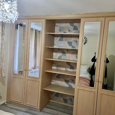 - Sleeps 4 - Parking - Garden - Petfriendly London