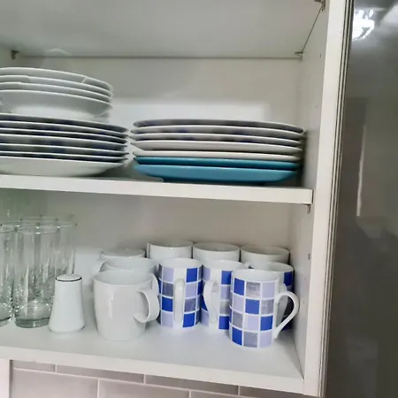 Holiday home - Sleeps 4 - Parking - Garden - Petfriendly London