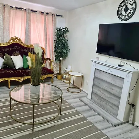 Holiday home - Sleeps 4 - Parking - Garden - Petfriendly