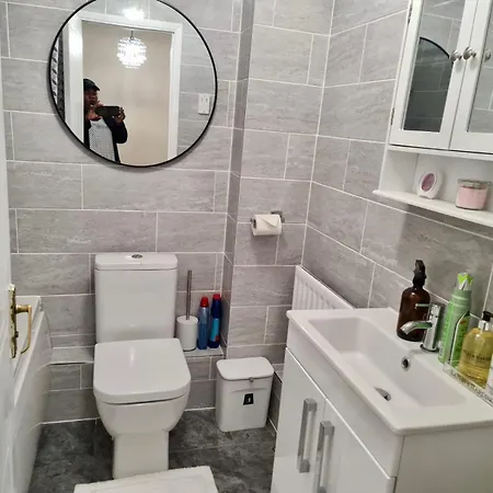 - Sleeps 4 - Parking - Garden - Petfriendly Holiday home London
