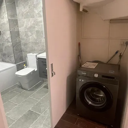 Apartment Garden Near Heathrow Airport And Elizabeth Line Train Station
