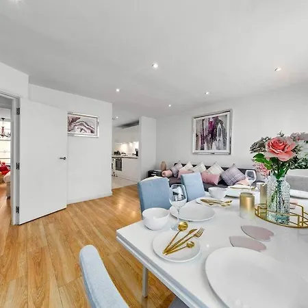 Apartment 3 Bedroom In Haymarket Sleep 10 Hy2 London