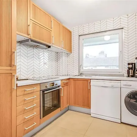 2 Bed Bright Flat In Fulham Apartment London