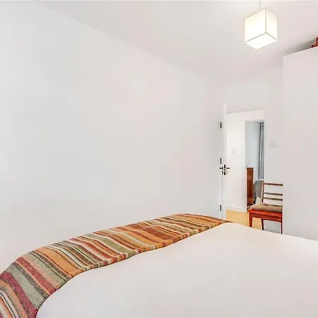 2 Bed Bright Flat In Fulham *