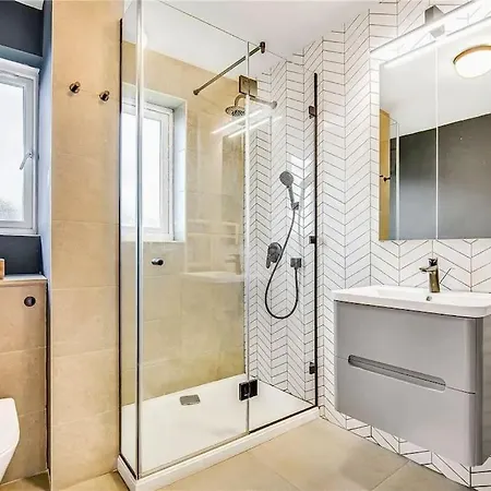 2 Bed Bright Flat In Fulham Apartment