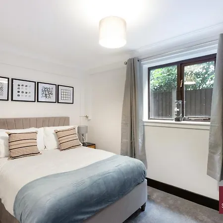 Isleworth - 4 Bed Modern House